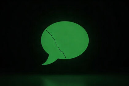 An empty green speech bubble with a crack running through it